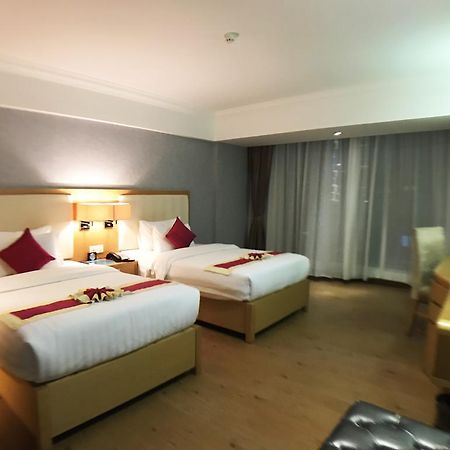 Discovery Hotel Phnom Penh Bagian luar foto