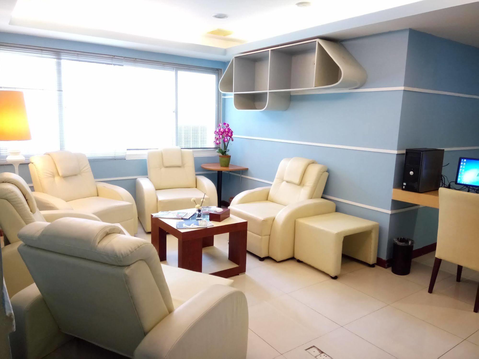 Discovery Hotel Phnom Penh Bagian luar foto