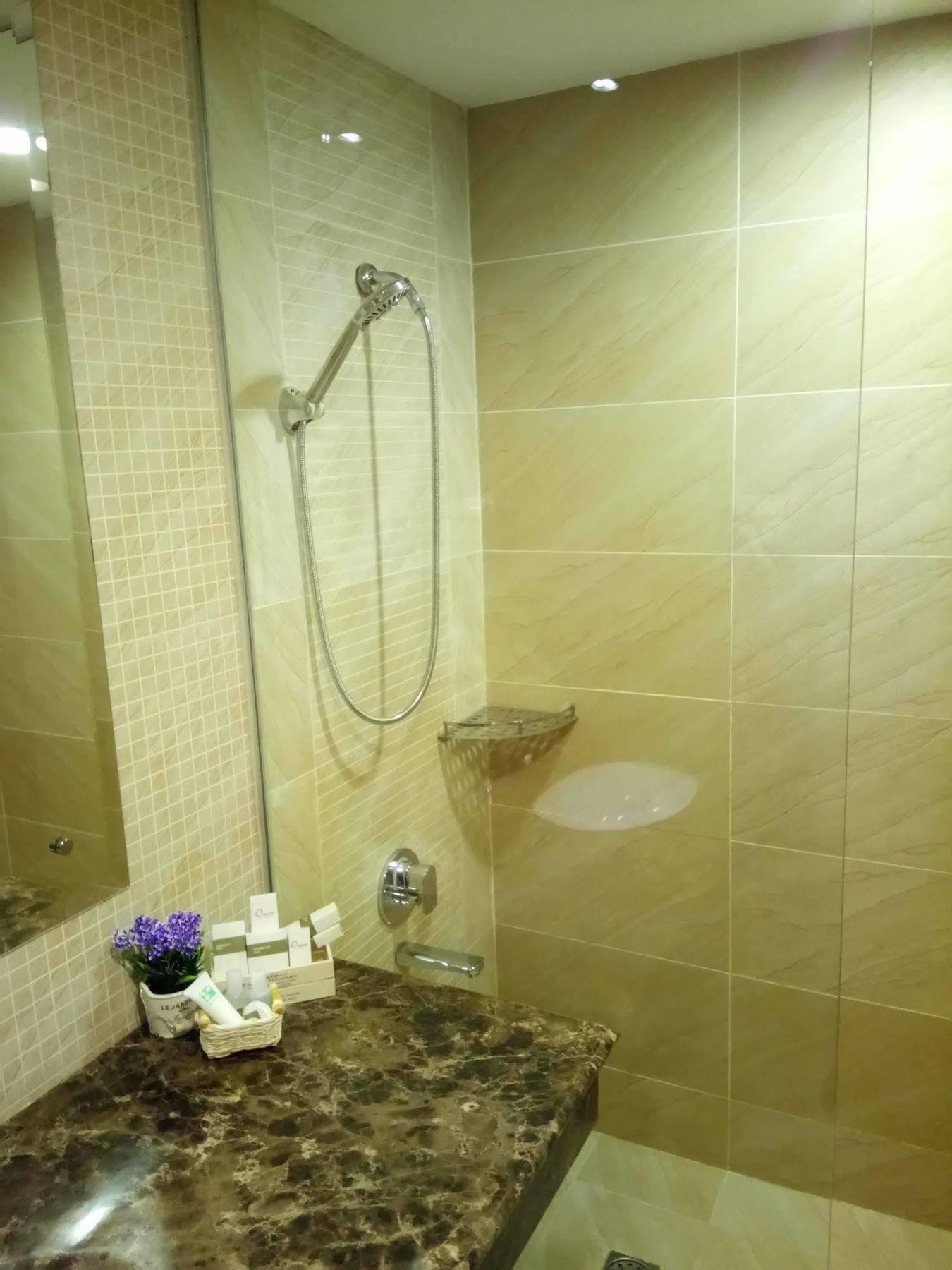 Discovery Hotel Phnom Penh Bagian luar foto