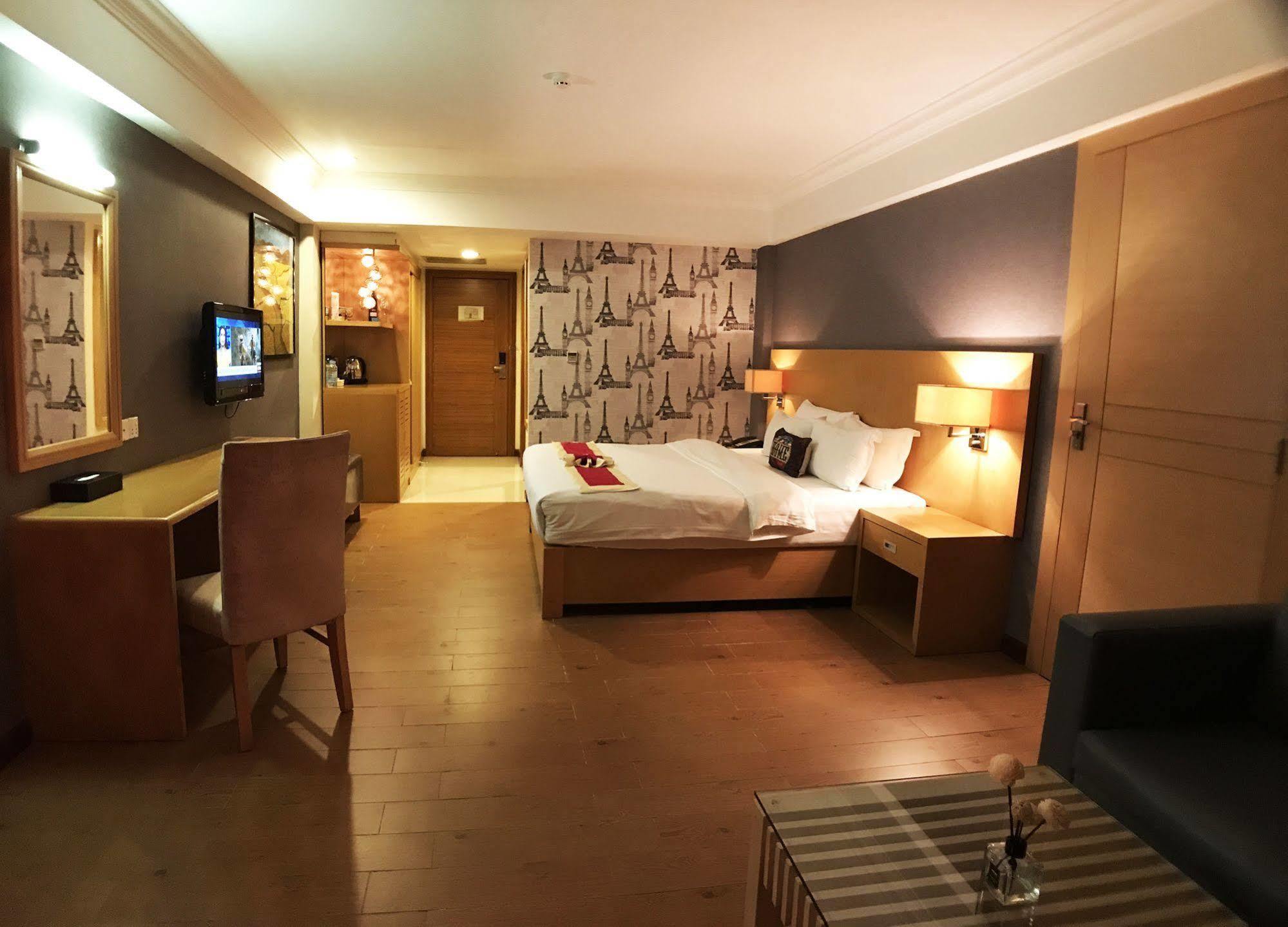 Discovery Hotel Phnom Penh Bagian luar foto