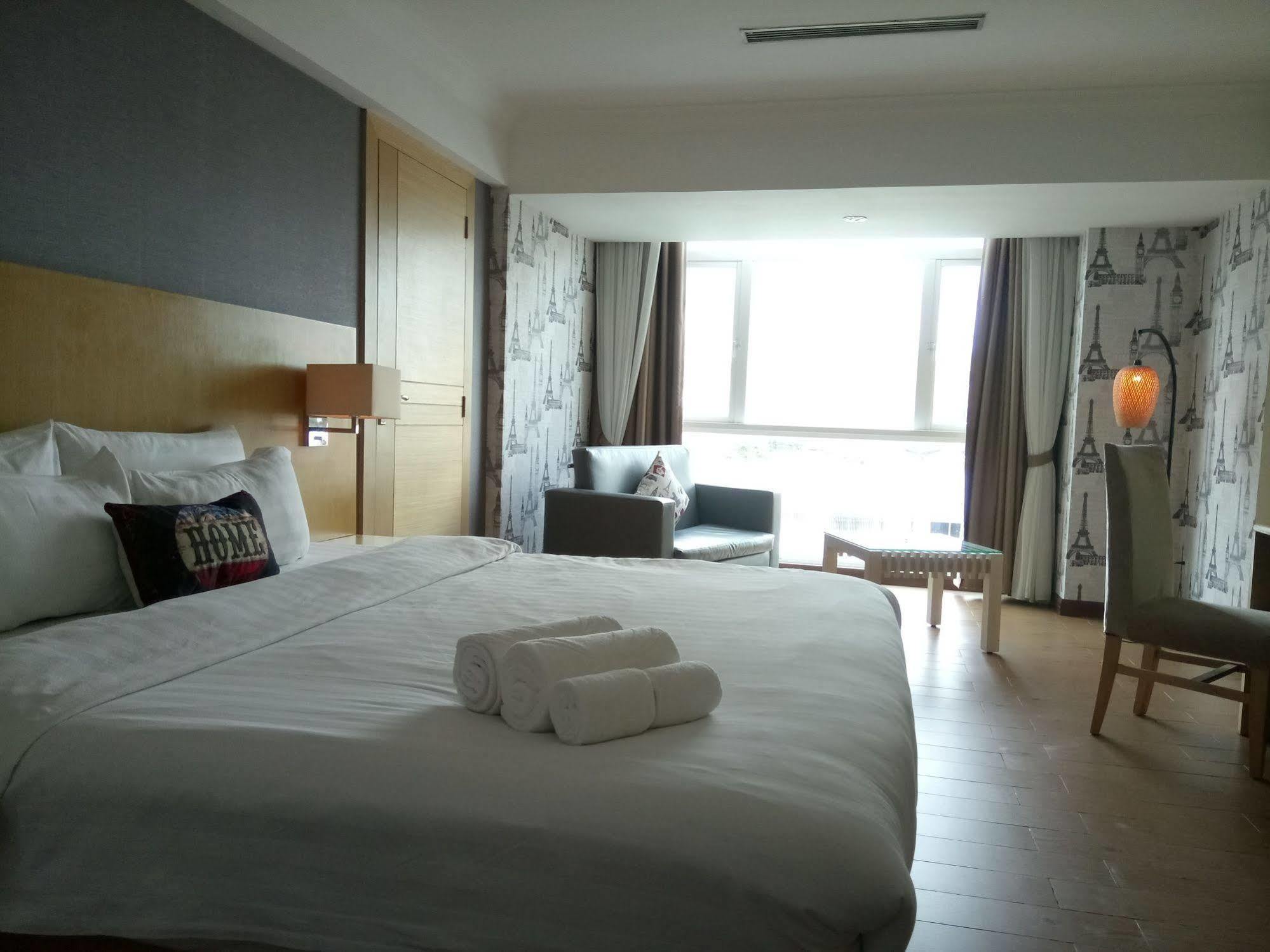 Discovery Hotel Phnom Penh Bagian luar foto