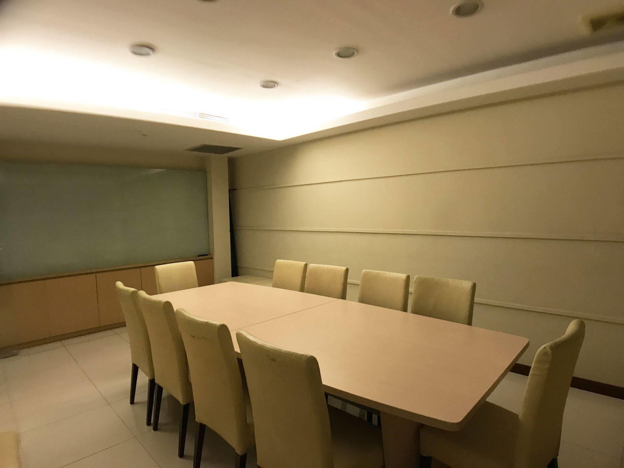 Discovery Hotel Phnom Penh Bagian luar foto