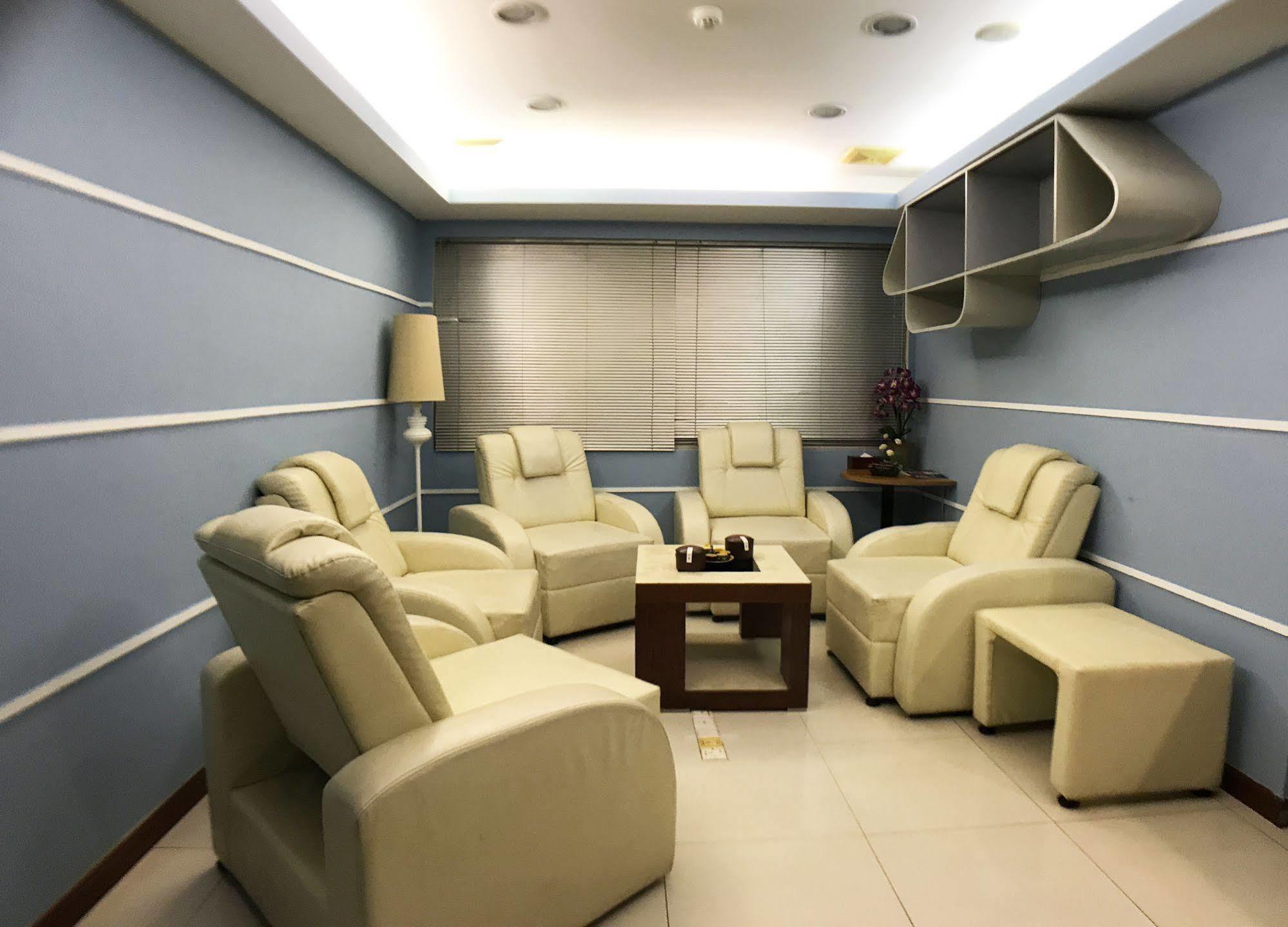 Discovery Hotel Phnom Penh Bagian luar foto